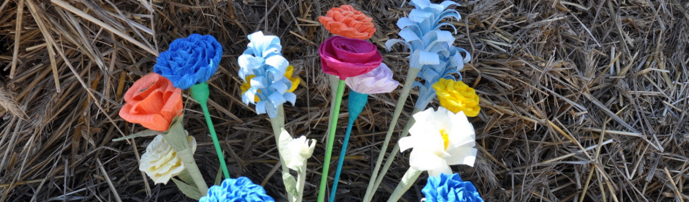 Bukiet kolorowych kwiatów wykonany z bibuły.