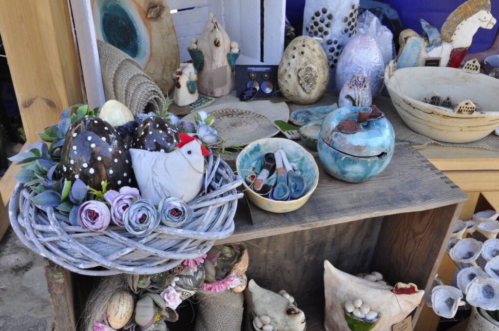 Ekspozycja ceramiki artystycznej, w tym biała kura w gnieździe oraz ręcznie formowane misy i naczynia (kliknięcie powiększy zdjęcie).