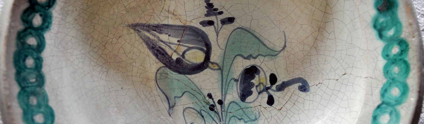 Fragment ceramicznego naczynia tak zwanego Stettiner Ware z motywem roślinnym.