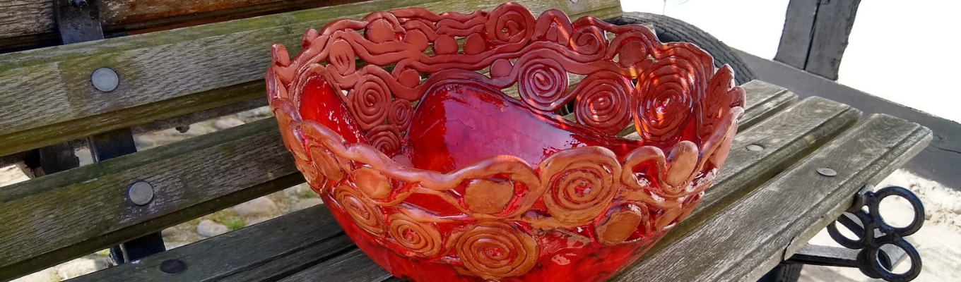 piękna ceramiczna miska wykonana na warsztatach w zagrodzie