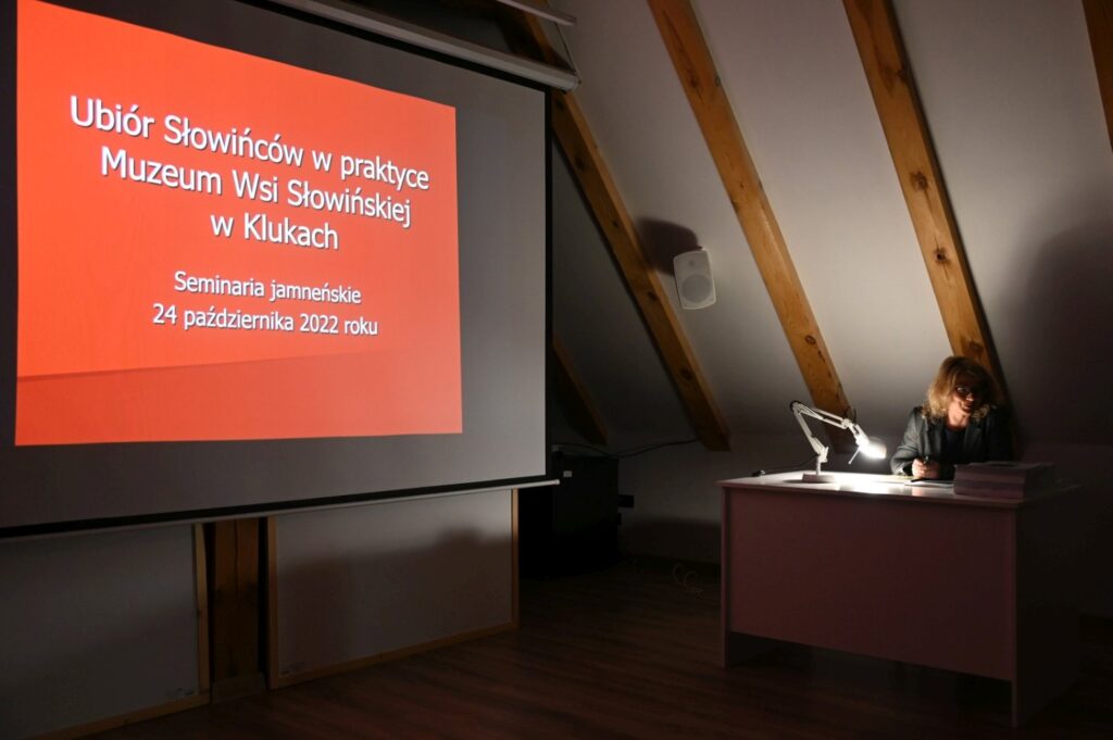 Slajd prezentacji z tytułem „Ubiór Słowińców w praktyce – Muzeum Wsi Słowińskiej w Klukach” wyświetlany na ekranie podczas seminarium jamneńskiego (kliknięcie powiększy zdjęcie).