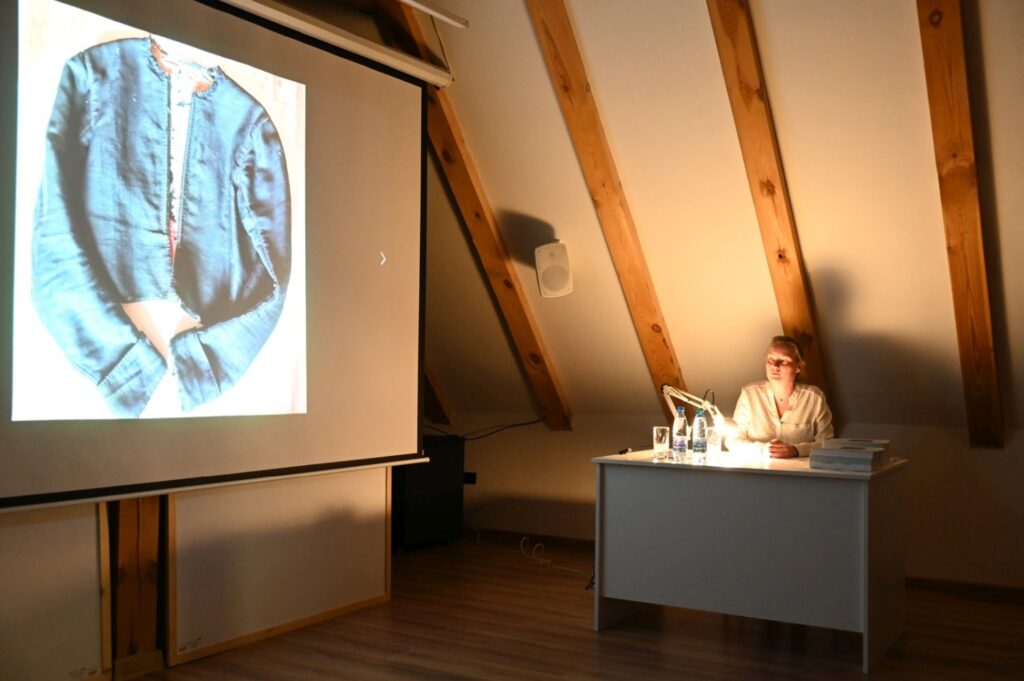 Prezentacja stroju ludowego na slajdzie wyświetlanym na ekranie podczas seminarium (kliknięcie powiększy zdjęcie).