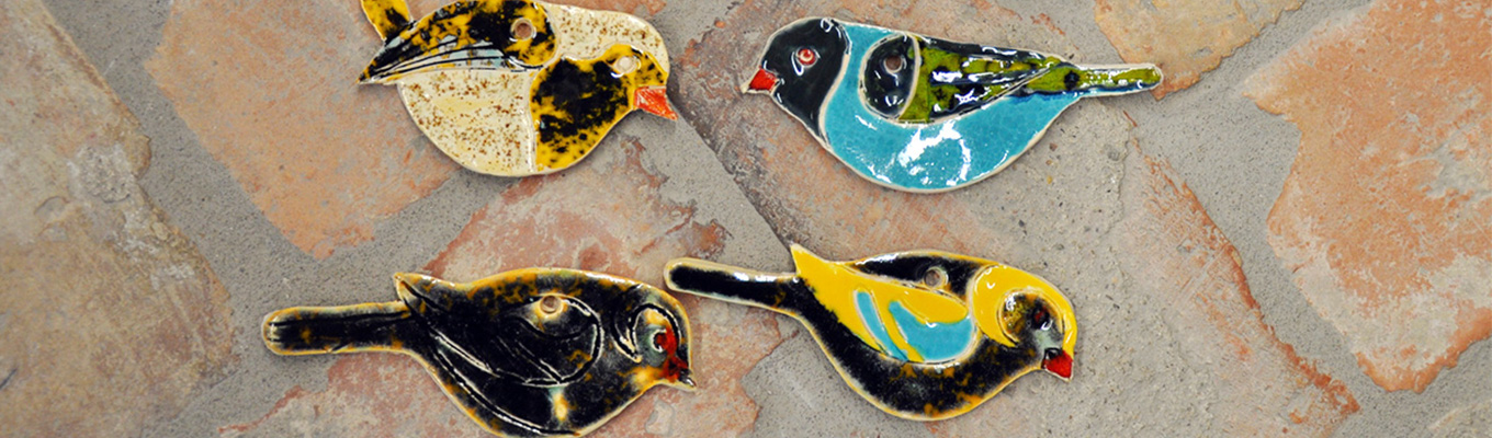 kolorowe ceramiczne ptaszki w formie zawieszek