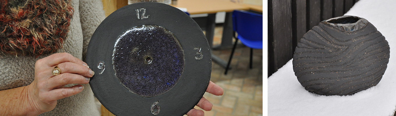 zegar wykonany z czarnej gliny gruboszamotowej o wyrazistej strukturze