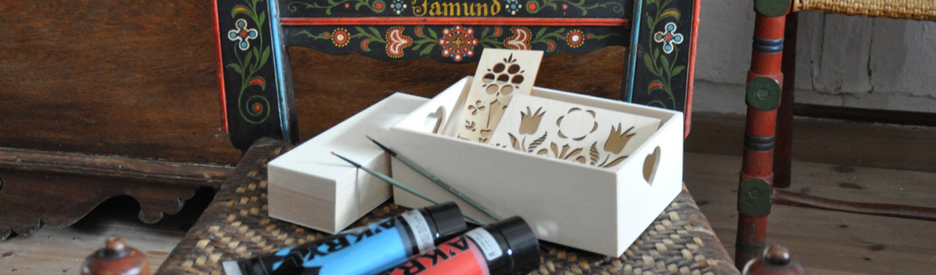 zestaw do wykonania polichromii, drewniane pudełko, szablon ze wzorami jamneński i tuby z farbą akrylową.