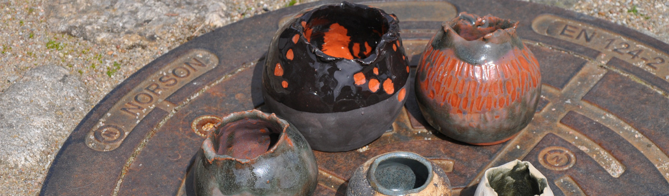 ceramiczne naczynia ulepione z czarnej gruboszamotowej gliny