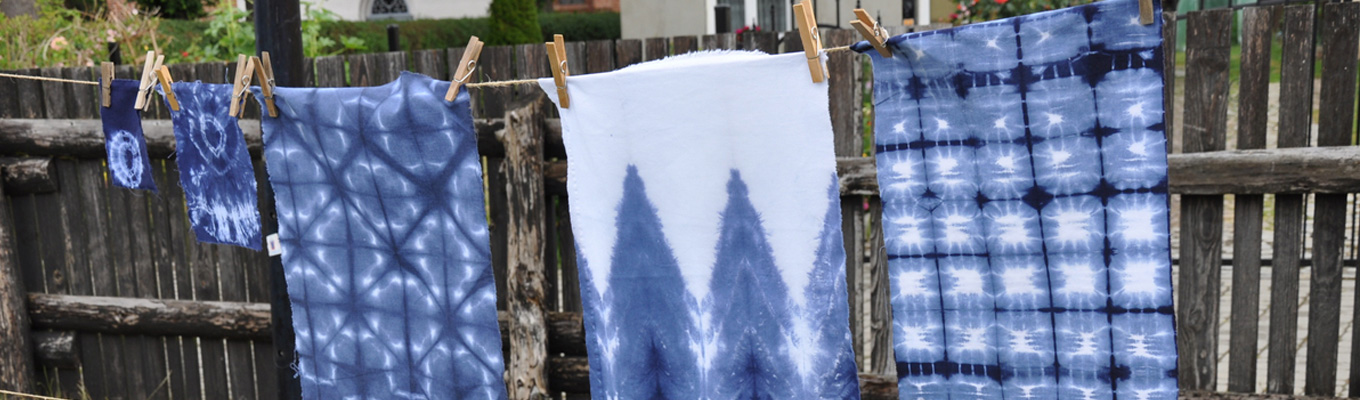 przykłady barwionej tkaniny techniką shibori