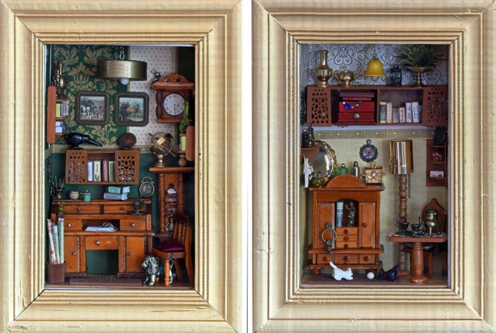 Dwa wąskie domki w oddzielnych ramkach ukazujące pokoje z drewnianymi meblami, zegarami, książkami i drobnymi dekoracjami (kliknięcie powiększy zdjęcie).