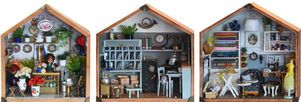 Miniaturowe wnętrze w formie domku z otwartą ścianą, przedstawiające ukwiecony salon z półkami, roślinami doniczkowymi, dekoracyjną porcelaną i lalką siedzącą wśród kwiatów (kliknięcie powiększy zdjęcie).