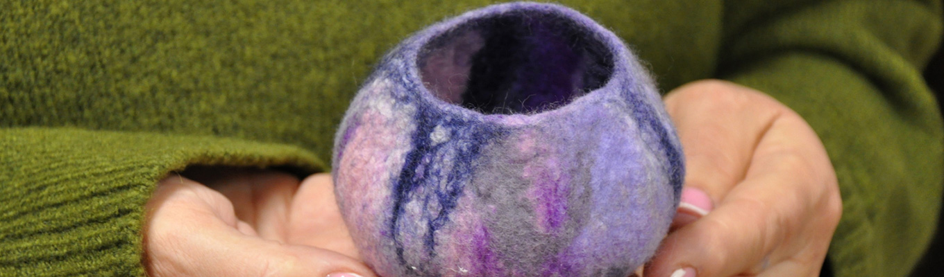 wykonana z filcu forma przestrzenna w odcieniach fioletu