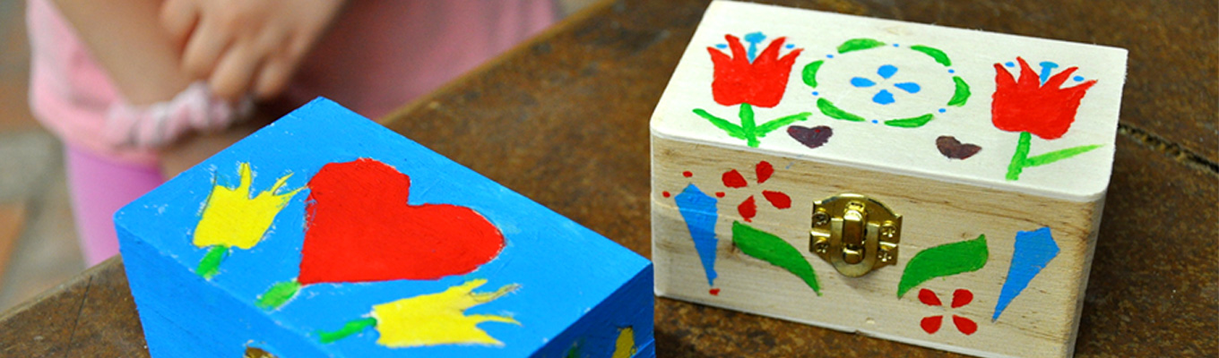 drewniane skrzyneczki pomalowane we wzory jamneńskie przez dzieci