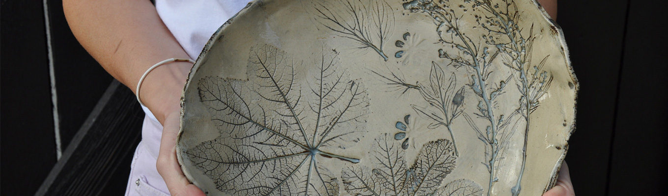 talerz wykonany na warsztatach ceramicznych, pięknie zdobiony motywami roślinnymi