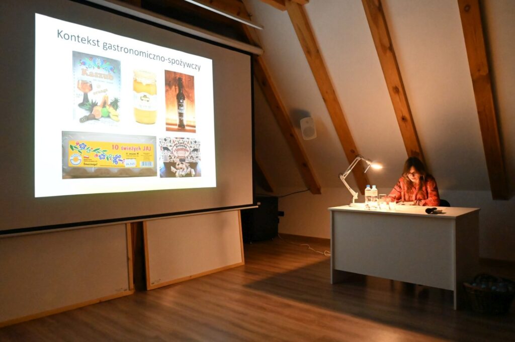 Slajd prezentacji zatytułowany „Kontekst gastronomiczno-spożywczy” wyświetlony na ekranie w trakcie wystąpienia (kliknięcie powiększy zdjęcie).