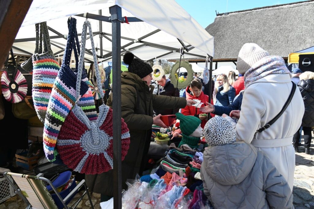 Kolorowe szydełkowane torby i wyroby z włóczki prezentowane na stoisku podczas jarmarku (kliknięcie powiększy zdjęcie).