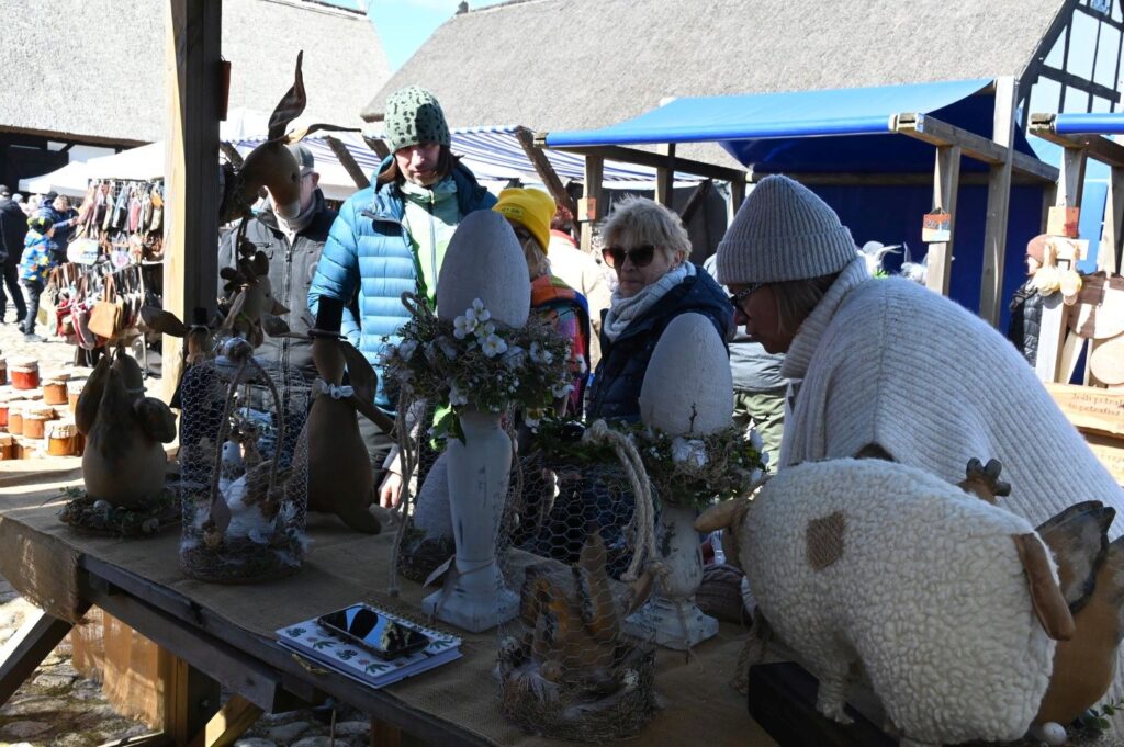 Stoisko z wielkanocnymi ozdobami i figurkami zwierząt, przy którym zatrzymują się odwiedzający (kliknięcie powiększy zdjęcie).