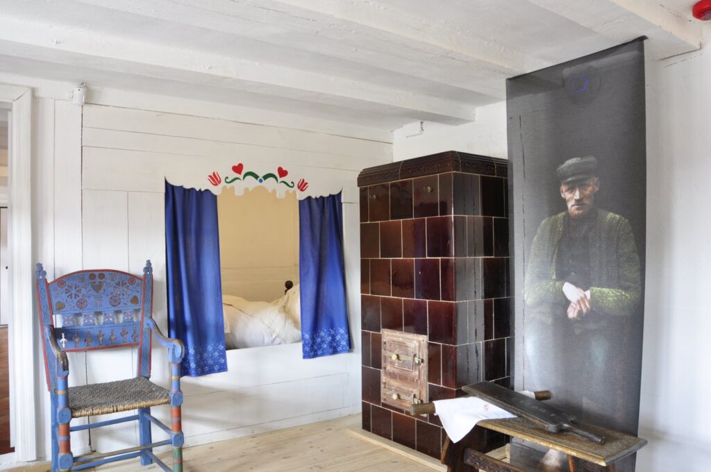 Tradycyjna izba z piecem kaflowym, łóżkiem wnękowym i malowanymi meblami ludowymi (kliknięcie powiększy zdjęcie).