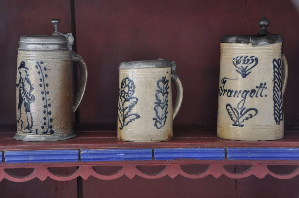 Trzy z dekoracyjnymi motywami roślinnymi ustawione na półce w izbie (kliknięcie powiększy zdjęcie).