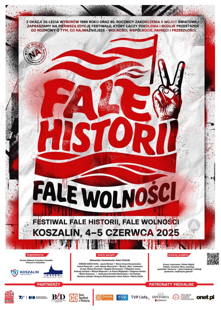 Plakat festiwalu „Fale Historii, Fale Wolności” w biało-czerwonej stylistyce z dynamiczną grafiką fal i uniesionej dłoni pokazującej znak zwycięstwa, z dużym czerwonym napisem „FALE HISTORII” oraz czarnym „FALE WOLNOŚCI”, informacją o wydarzeniu w Koszalinie w dniach 4–5 czerwca 2025 roku, z logotypami organizatorów, partnerów i patronów medialnych.