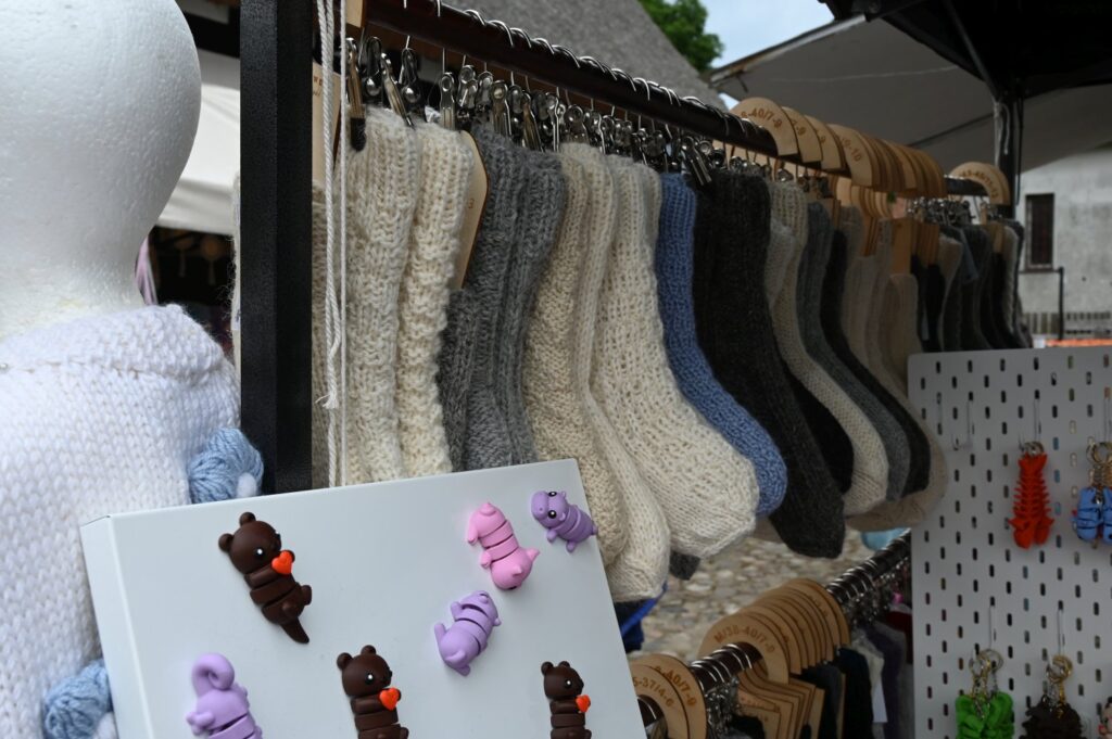 Stoisko z ręcznie robionymi wełnianymi skarpetami i drobnymi wyrobami dziewiarskimi na jarmarku (kliknięcie powiększy zdjęcie).