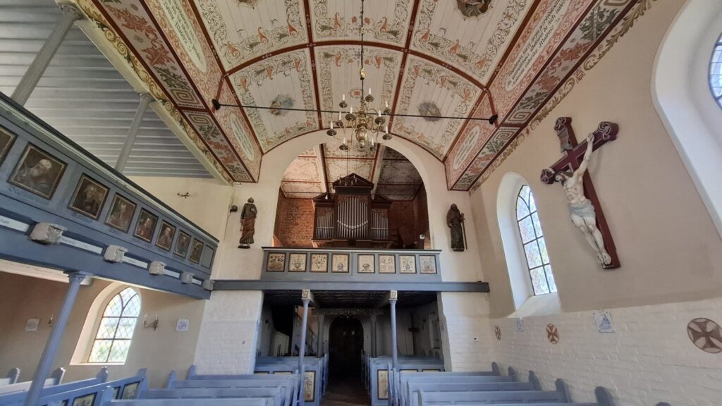 Wnętrze kościoła z polichromowanym stropem i emporą (kliknięcie powiększy zdjęcie)