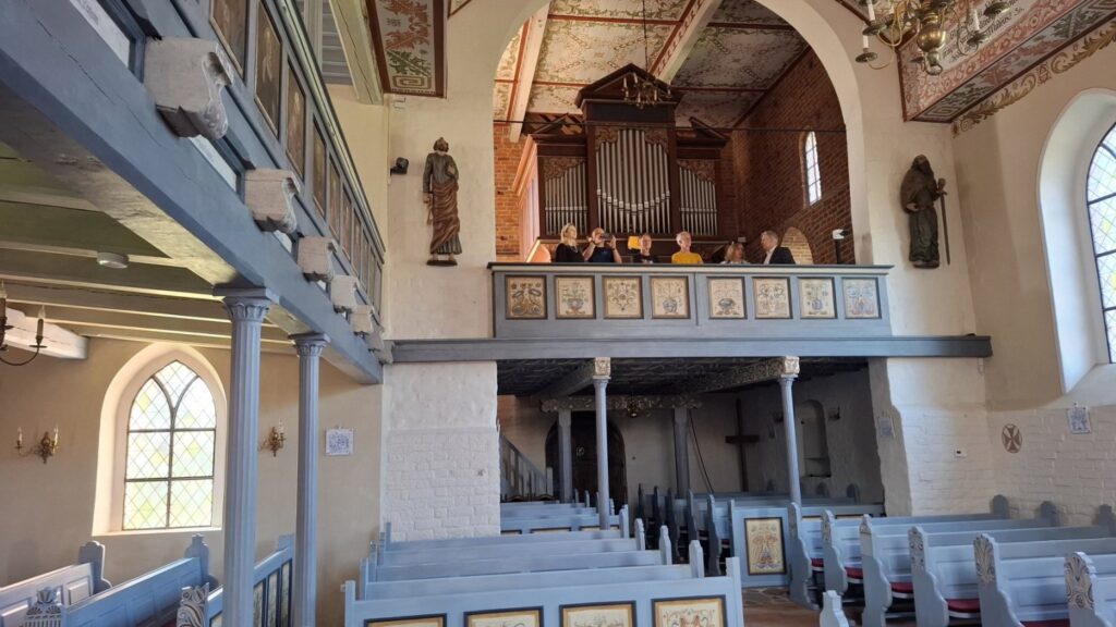 Widok wnętrza kościoła z ławami, emporą i organami (kliknięcie powiększy zdjęcie)