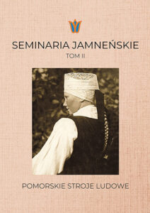 Okładka publikacji „Seminaria Jamneńskie. Tom II. Pomorskie stroje ludowe”. Na jasnym tle znajduje się archiwalna fotografia kobiety z charakterystycznym jamneńskim nakryciem głowy. U góry tytuł publikacji.