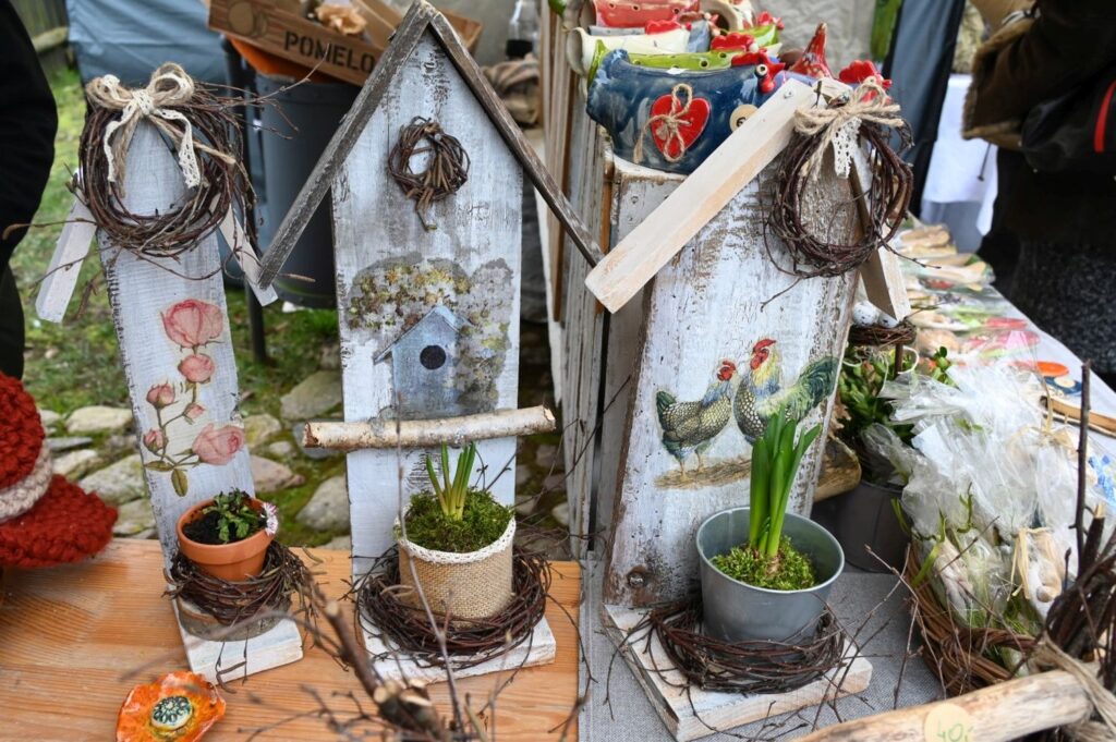 Dekoracyjne drewniane domki dla ptaków ozdobione malowanymi motywami roślinnymi i ptakami (kliknięcie powiększy zdjęcie).