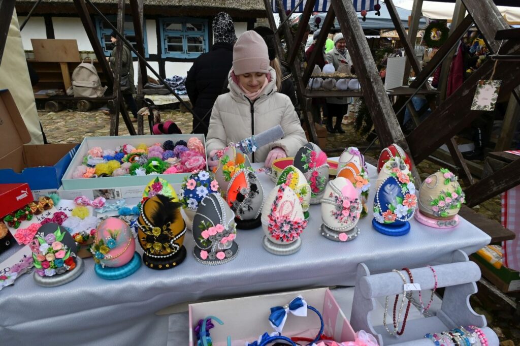 Stoisko z kolorowymi pisankami i wielkanocnymi ozdobami przygotowanymi przez rękodzielników (kliknięcie powiększy zdjęcie).