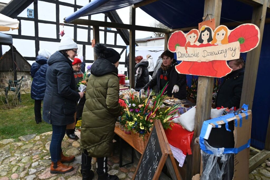 Stoisko z wiosennymi kwiatami i dekoracjami wielkanocnymi oznaczone tabliczką „Dunowskie Dziewczyny” (kliknięcie powiększy zdjęcie).