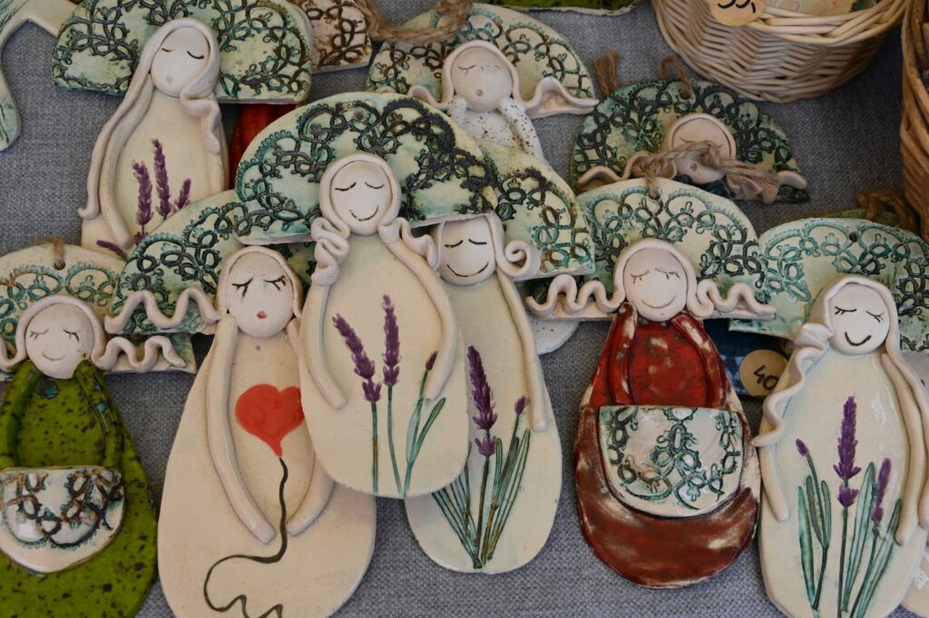 Ręcznie wykonane ceramiczne figurki aniołów ozdobione roślinnymi motywami i kolorowym szkliwem (kliknięcie powiększy zdjęcie).