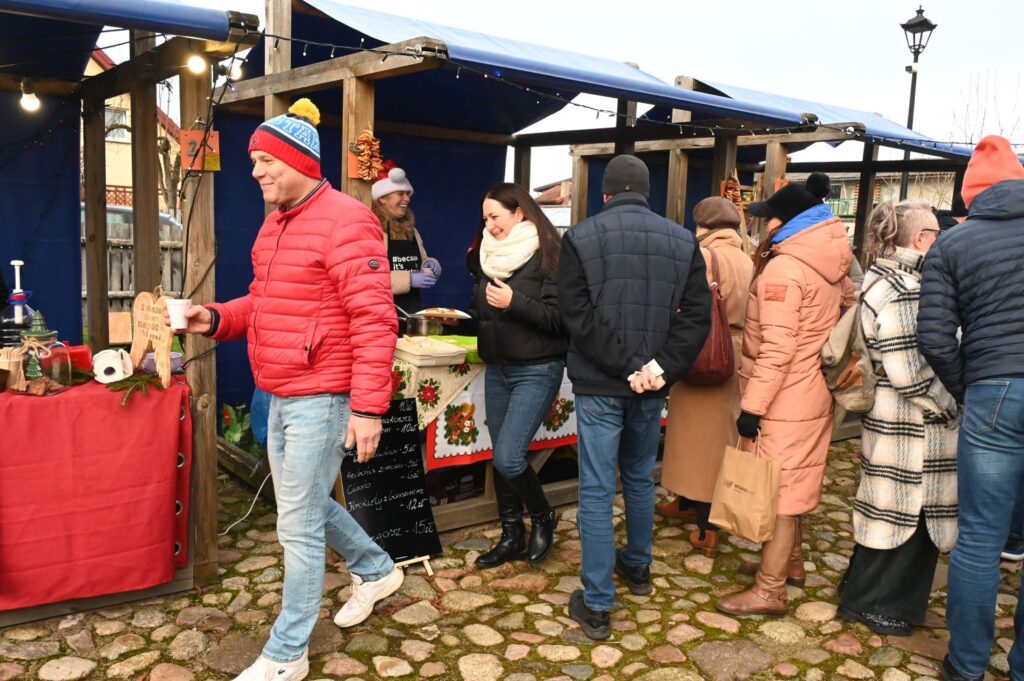 Stoisko z jedzeniem, przy którym klienci ustawiają się w kolejce, a sprzedawca obsługuje zamówienia (kliknięcie powiększy zdjęcie).