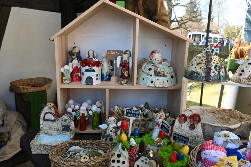 Drewniana półka z ręcznie wykonanymi ozdobami wielkanocnymi wystawionymi na sprzedaż (kliknięcie powiększy zdjęcie).