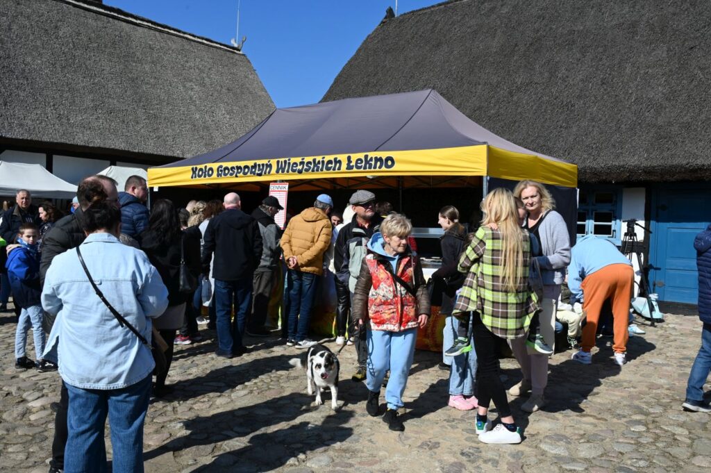 Stoisko Koła Gospodyń Wiejskich wypełnione odwiedzającymi podczas wielkanocnego jarmarku (kliknięcie powiększy zdjęcie).