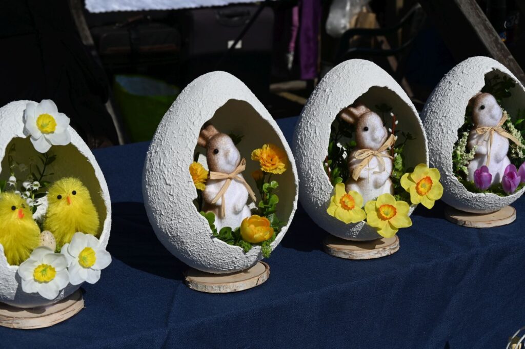 Dekoracje wielkanocne w kształcie jajek z figurkami i kwiatami wystawione na sprzedaż (kliknięcie powiększy zdjęcie).