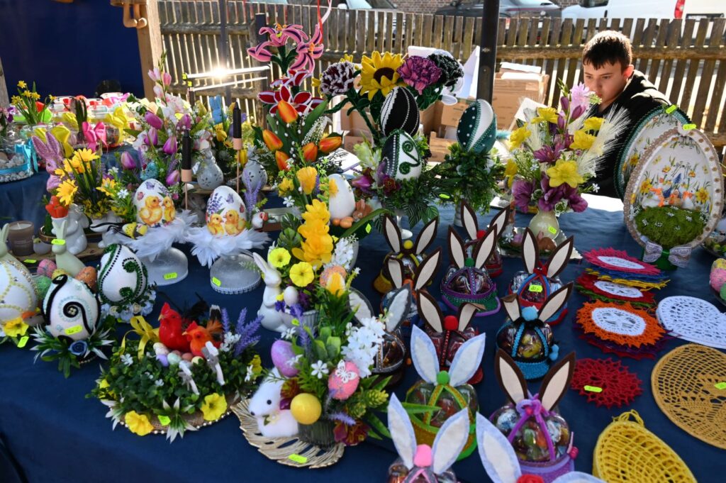 Kolorowe stroiki i ozdoby wielkanocne prezentowane na stole podczas jarmarku (kliknięcie powiększy zdjęcie).