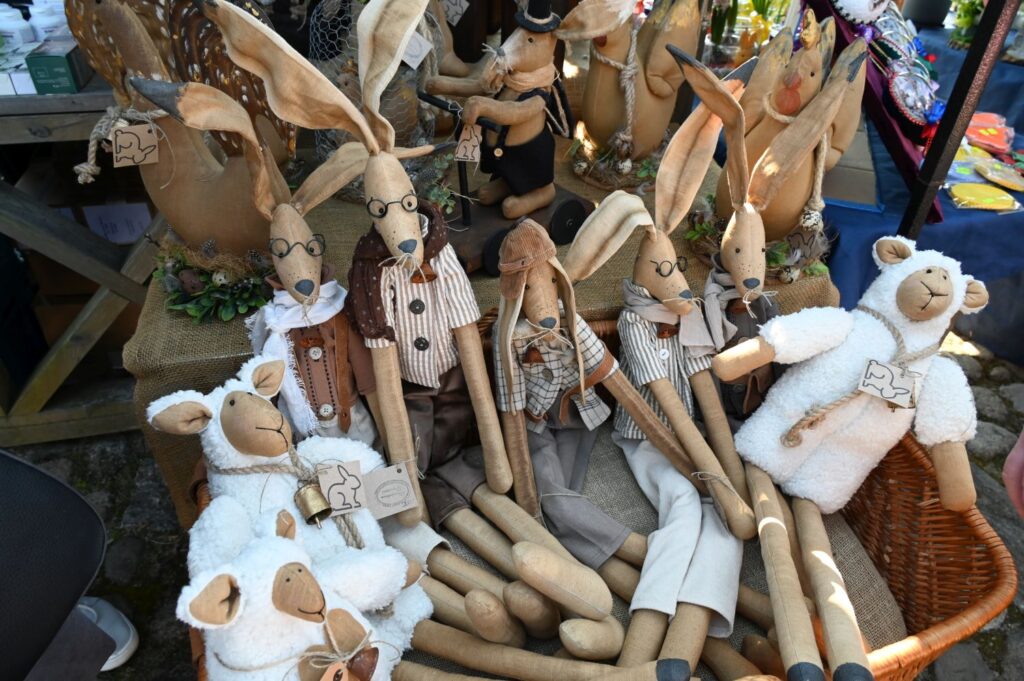 Ręcznie wykonane maskotki i zabawki tekstylne oraz drewniane wystawione na stoisku (kliknięcie powiększy zdjęcie).