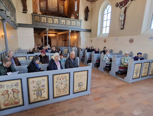 Wizyta członków Heimatkreis Köslin z Minden w Zagrodzie Jamneńskiej. Zwiedzanie wystawy i zabytkowego kościoła