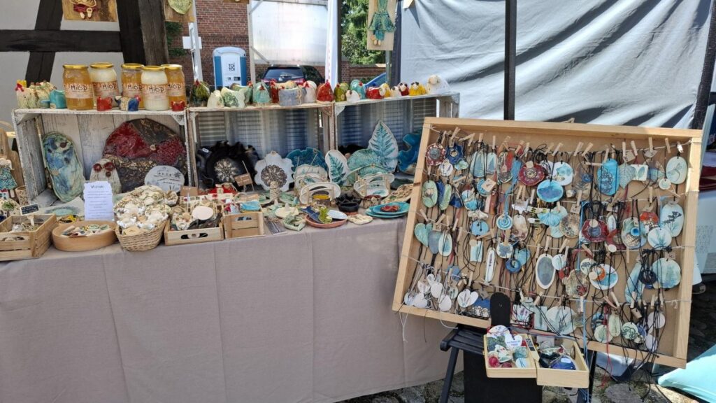 Stoisko rękodzielnicze z biżuterią, ceramiką i ozdobami wykonanymi z naturalnych materiałów. (kliknięcie powiększy zdjęcie).